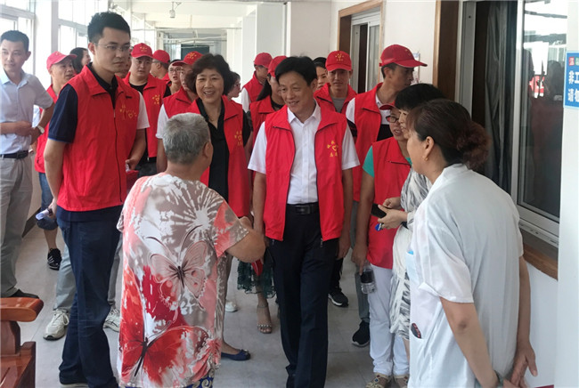 城投集團開展“傳承紅色基因，敬老愛幼先行” 現(xiàn)場獻愛心活動