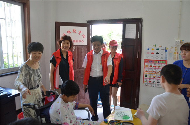 城投集團開展“傳承紅色基因，敬老愛幼先行” 現(xiàn)場獻愛心活動