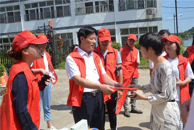 城投集團開展“傳承紅色基因，敬老愛幼先行” 現(xiàn)場獻愛心活動