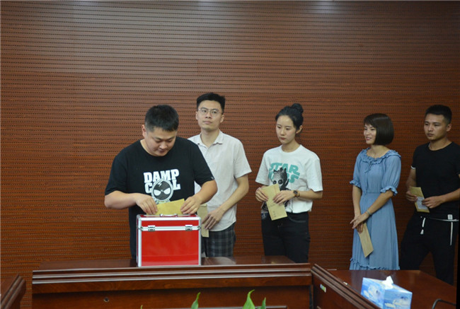 城投集團開展“傳承紅色基因，敬老愛幼先行” 現(xiàn)場獻愛心活動