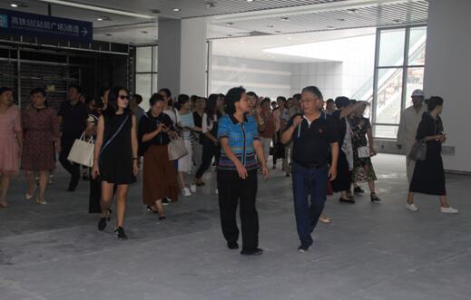 喜迎十九大，身邊看變化——我市干部賢內(nèi)助、鄉(xiāng)鎮(zhèn)街道負責(zé)人參觀高鐵商務(wù)區(qū)