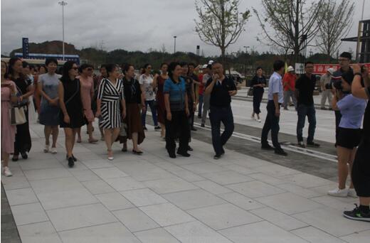 喜迎十九大，身邊看變化——我市干部賢內(nèi)助、鄉(xiāng)鎮(zhèn)街道負責(zé)人參觀高鐵商務(wù)區(qū)