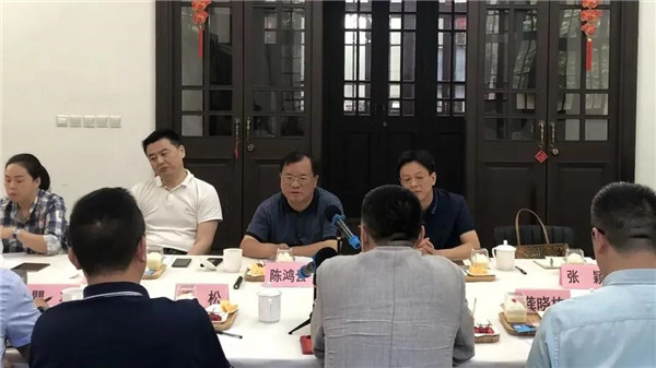 陳鴻云帶隊(duì)赴上?？疾旖涣? onmousewheel=