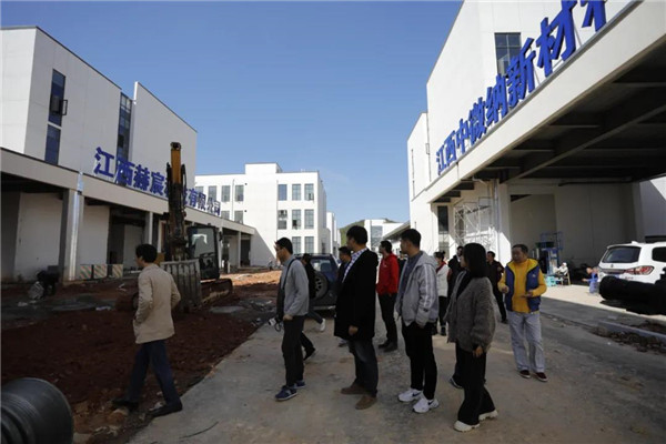 記者節(jié)：媒體聚焦昌南新區(qū)、城投集團(tuán)重點(diǎn)項(xiàng)目建設(shè)工地