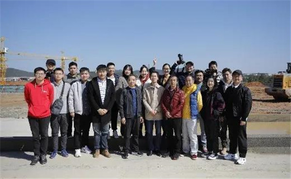 記者節(jié)：媒體聚焦昌南新區(qū)、城投集團(tuán)重點(diǎn)項(xiàng)目建設(shè)工地