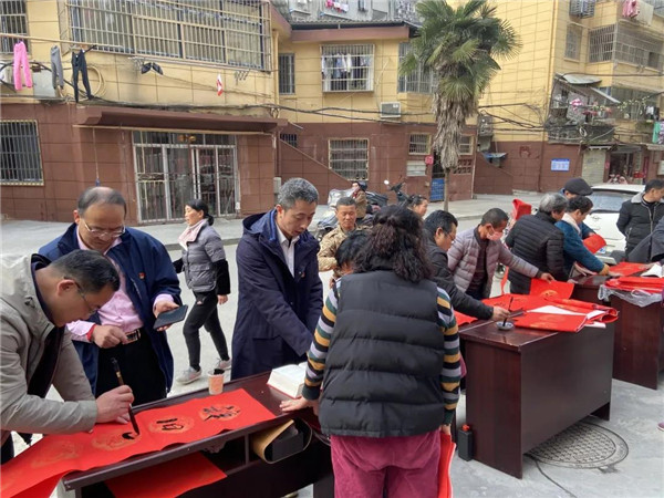 城投集團送福送春聯(lián)，社區(qū)公益活動暖人心