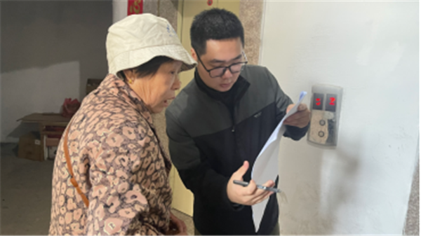 主動服務倒排節(jié)點 城投集團解決群眾辦證難題