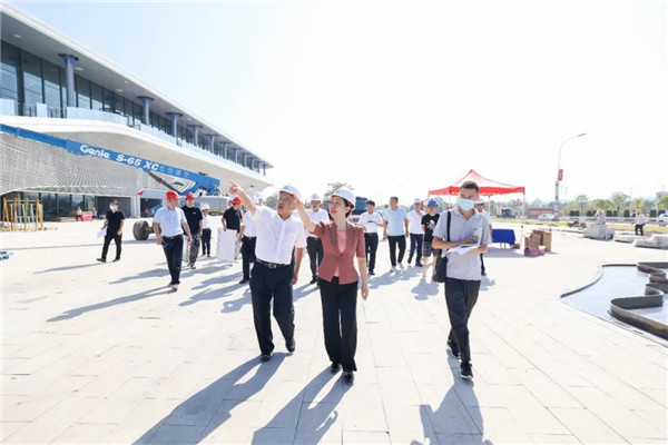 胡雪梅調(diào)研國慶期間不停工重點項目、商貿(mào)旅游消費工作