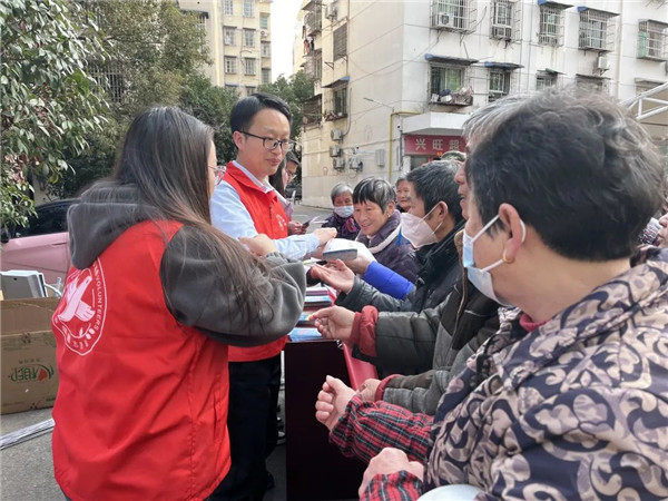 市城投集團進社區(qū)開展反邪教宣傳