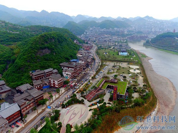 赤水河旅游公路旁的綜合服務(wù)體。（貴州省公路局提供）