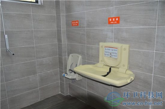 公廁內(nèi)配套設置了母嬰室