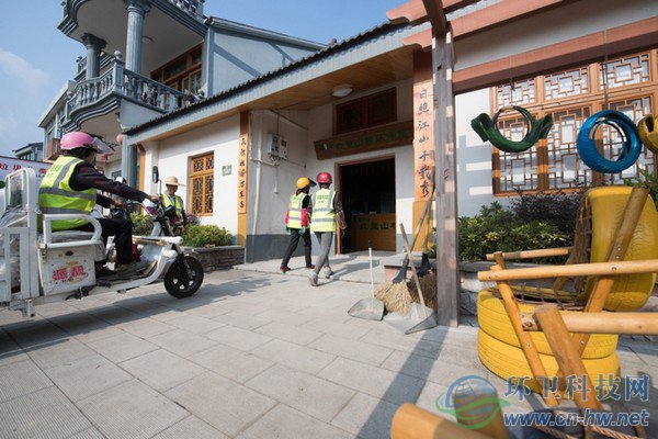 10月31日，在道場鄉(xiāng)紅里山村，保潔員進(jìn)入專門的環(huán)保小屋休息。