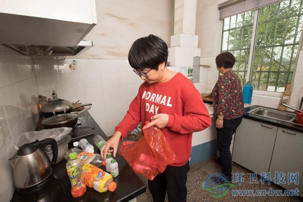 10月30日，在道場鄉(xiāng)錢山下村，村民在家中進(jìn)行垃圾初分初揀。
