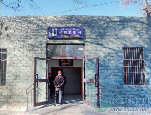11月6日，南公園門口北側(cè)，改造好的公廁外景。記者喻義昌攝