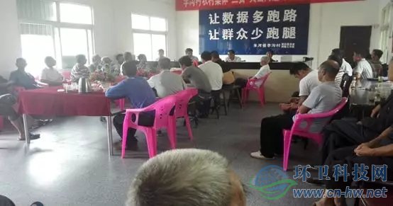 常紀(jì)文到村委會(huì)給村黨支部、村委會(huì)和村民理事會(huì)代表講解農(nóng)村垃圾分類