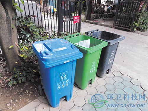 垃圾分類(lèi)試點(diǎn)小區(qū)都配有這樣的三色垃圾桶